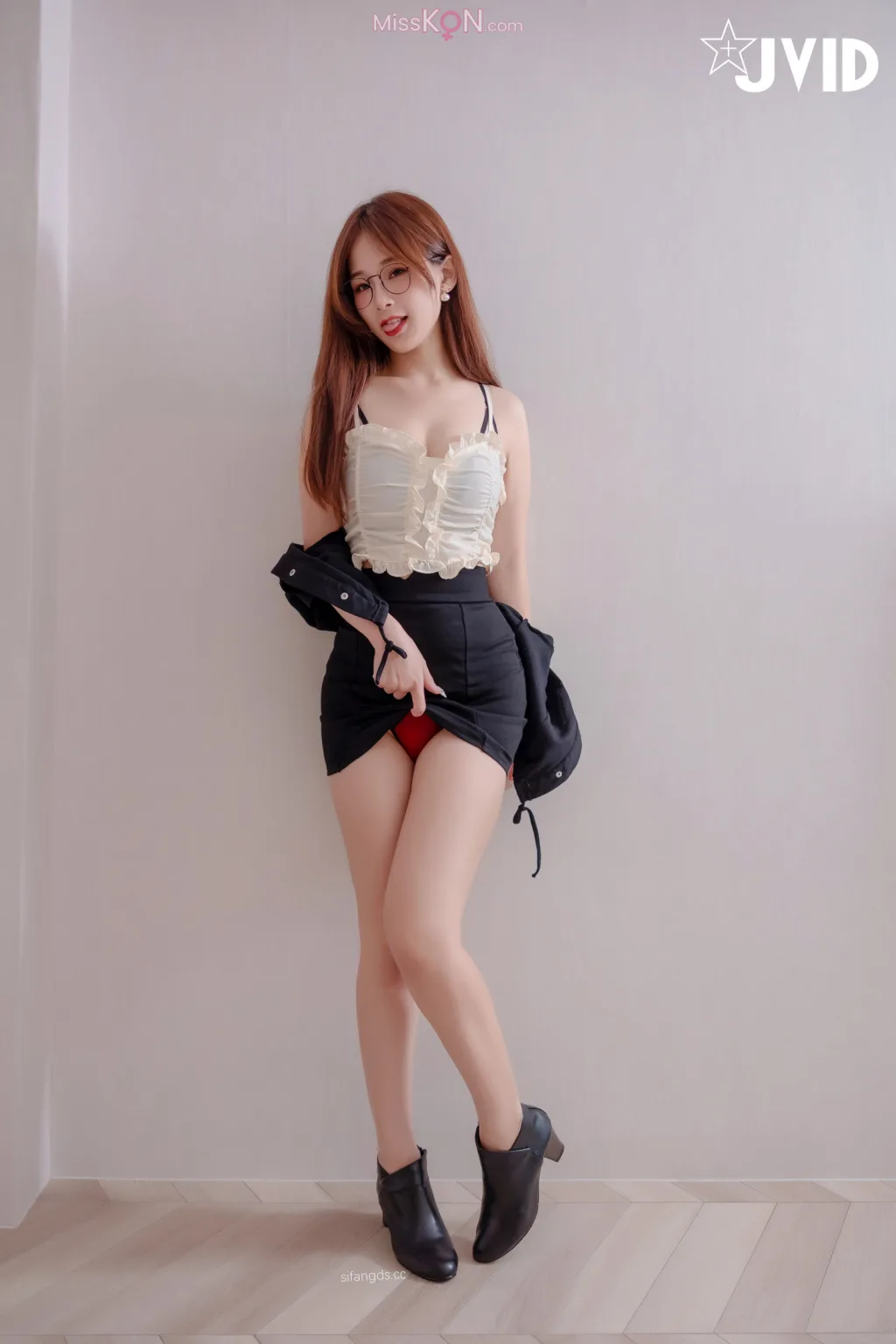 [JVID] 婕咪 Juice: 美乳癡女英文老師juice婕咪 鮑魚都快被小豪同學玩壞了 (295 photos )
