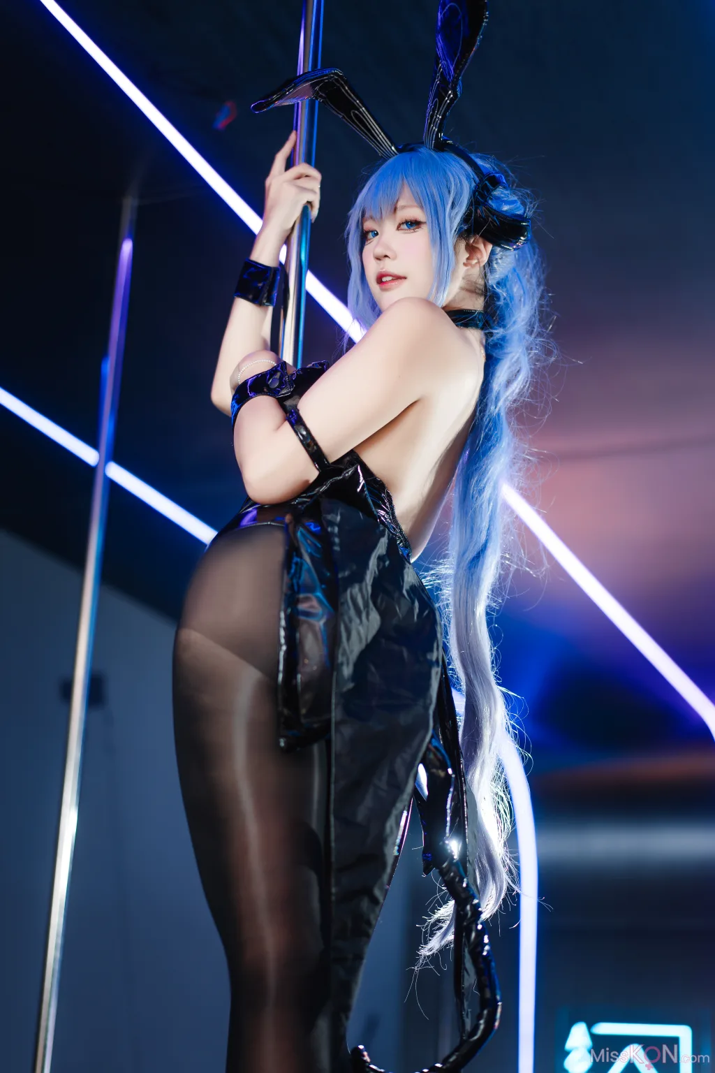 Coser@小完能干脆面qvq: 花园 黑丝兔女郎 (30 photos)