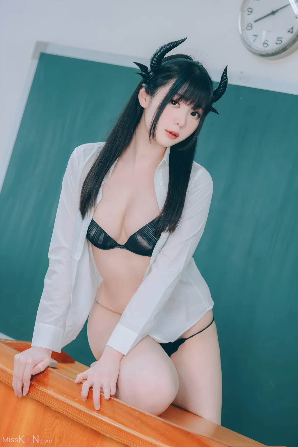 Coser@霜月shimo: DL版写真集 隣のサキュバス霜月さん！！Vol.01 (124 photos )