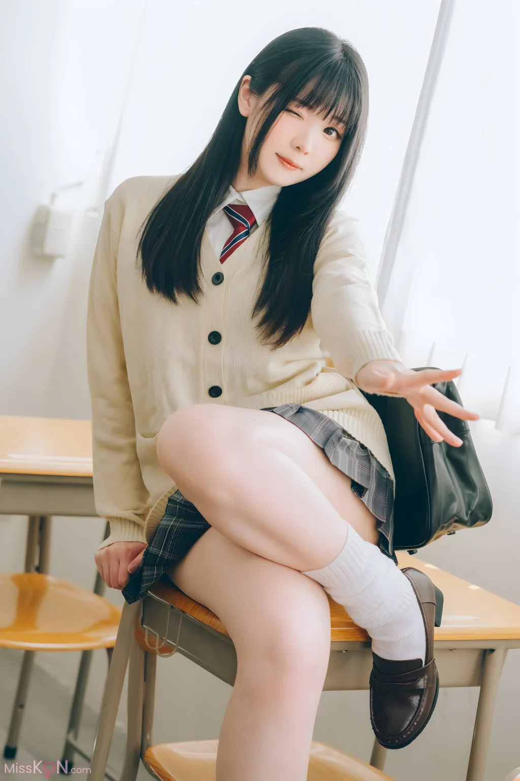 Coser@霜月shimo: DL版写真集 隣のサキュバス霜月さん！！Vol.01 (124 photos )