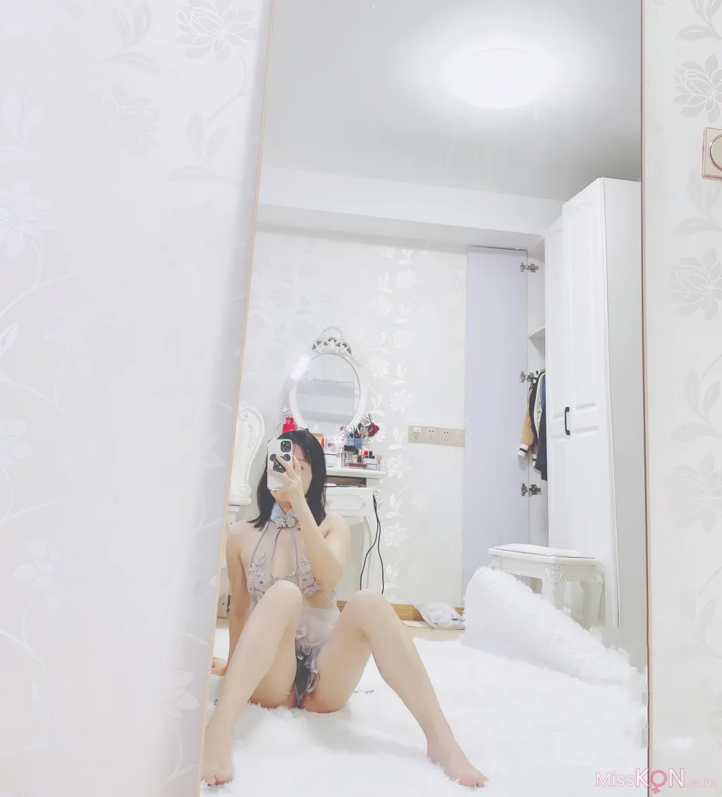 Coser@千岛酱: 酥胸白虎一线天萝莉 福利姬福利 (150 photos )