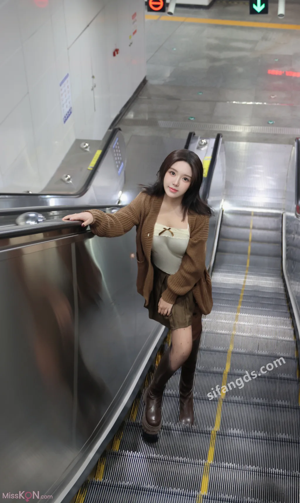 [XR Uncensored] 小薯条nienie: R18 秀人网模特 25年首秀 地铁站露出 (93 photos )