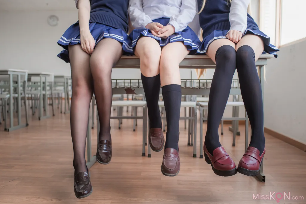Coser@白金Saki: 三个女仆 (29 photos)