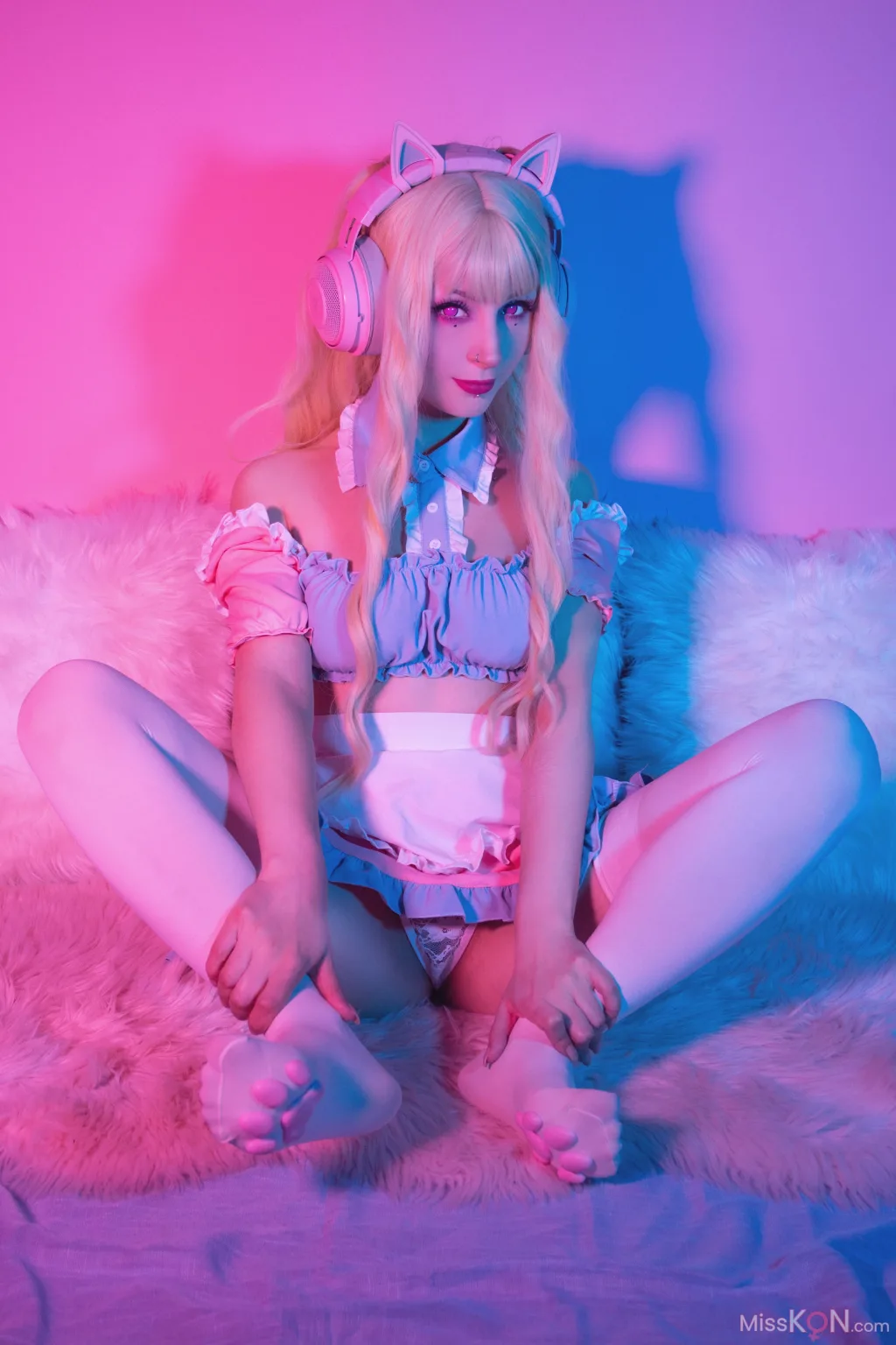 Coser@Shiro Kitsune: 粉红女仆 Pink Maid (51 photos)