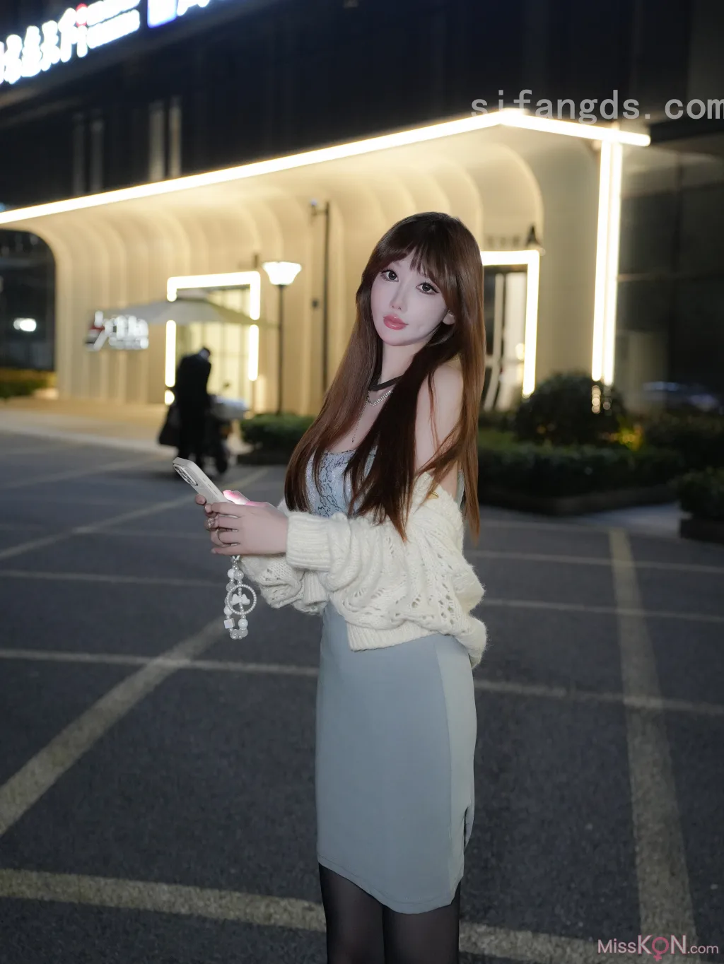 [XR Uncensored] 李金金: R18 秀人网模特 街拍VS居家 (80 photos )