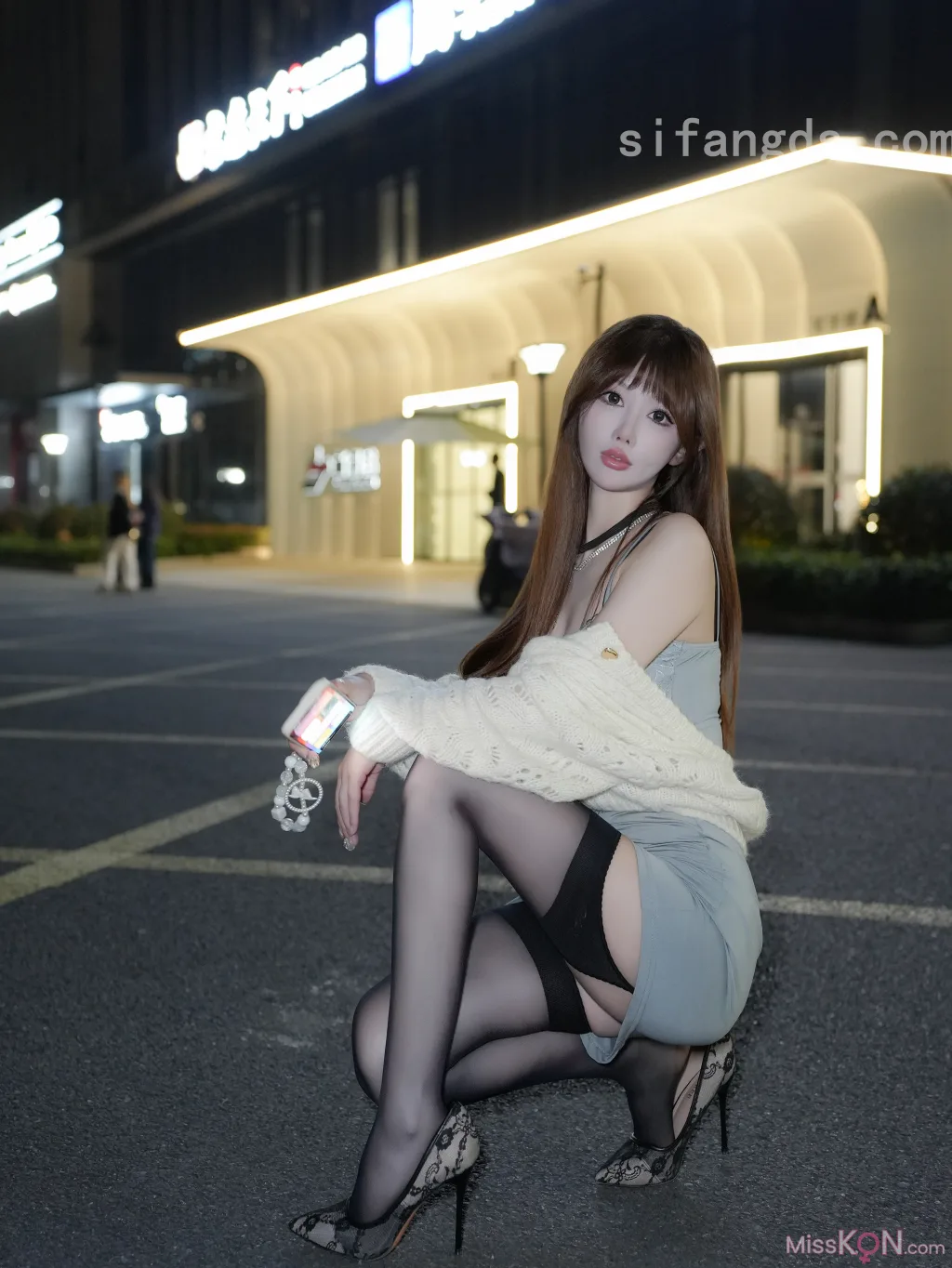 [XR Uncensored] 李金金: R18 秀人网模特 街拍VS居家 (80 photos )