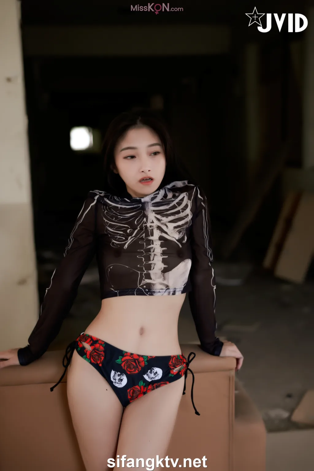 [JVID] 小隻馬霓霓: 🎃廢墟開趴一絲不掛🎃性感調皮誘惑全裸無碼尺度毫無保留全解放🔥 (107 photos)