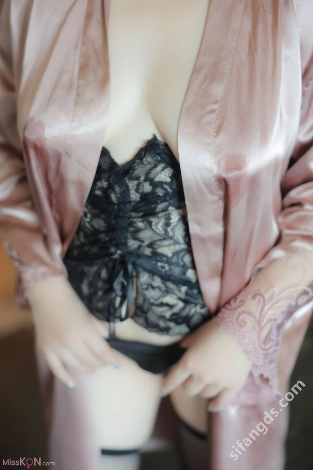[XR Uncensored] 白洁Bessie: R18 秀人网模特 风韵小少妇 (69 photos )