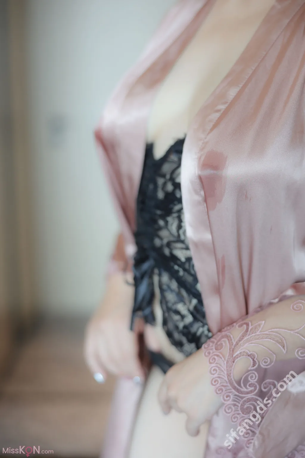 [XR Uncensored] 白洁Bessie: R18 秀人网模特 风韵小少妇 (69 photos )