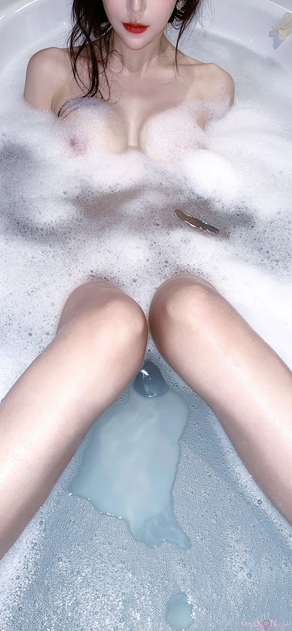 [XR Uncensored] 王馨瑶Yanni: R18 秀人网模特 浴缸泡泡 (56 photos )