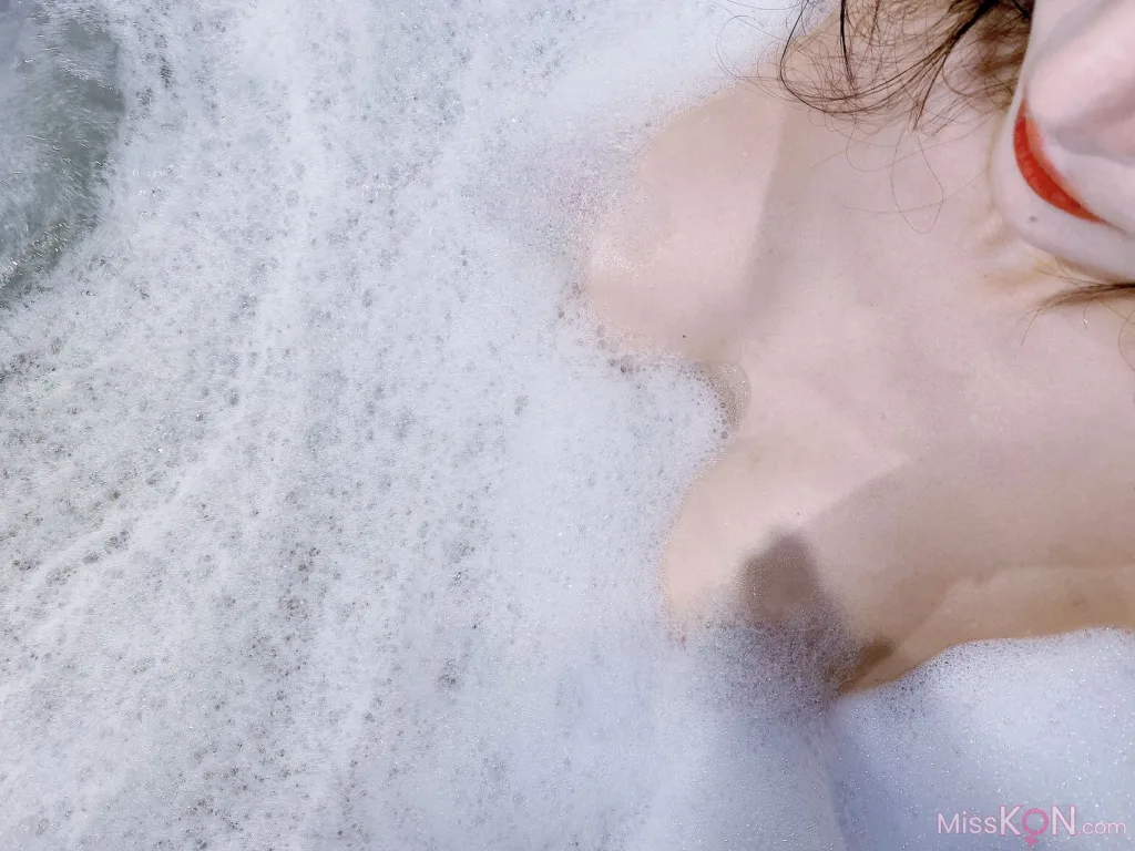 [XR Uncensored] 王馨瑶Yanni: R18 秀人网模特 浴缸泡泡 (56 photos )