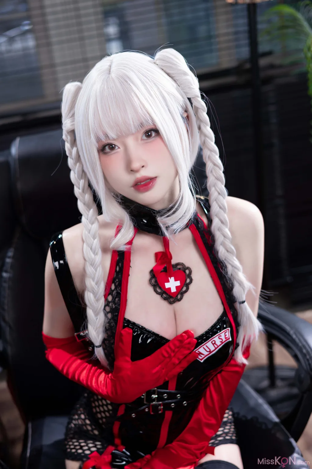 Coser@清水由乃: 白发护士 (57 photos )