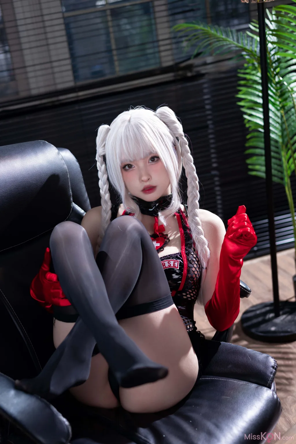 Coser@清水由乃: 白发护士 (57 photos )