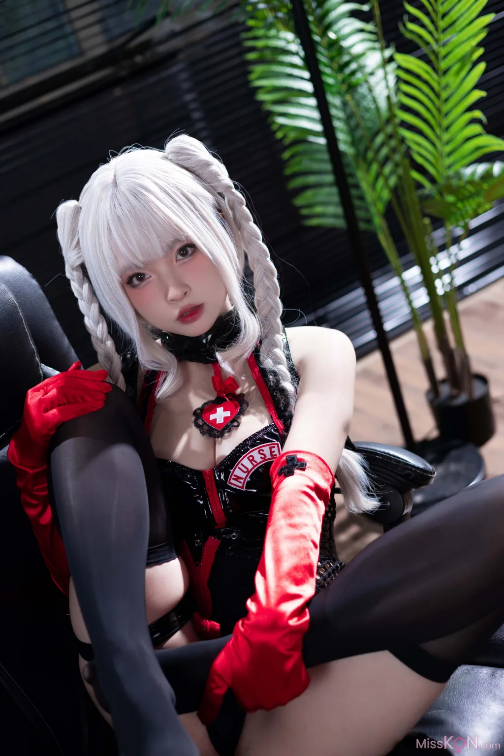 Coser@清水由乃: 白发护士 (57 photos )