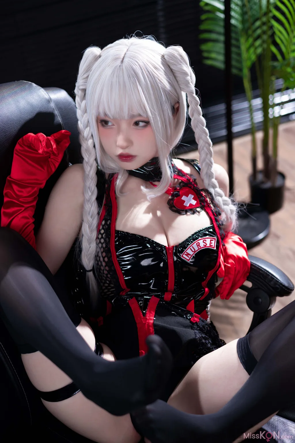Coser@清水由乃: 白发护士 (57 photos )
