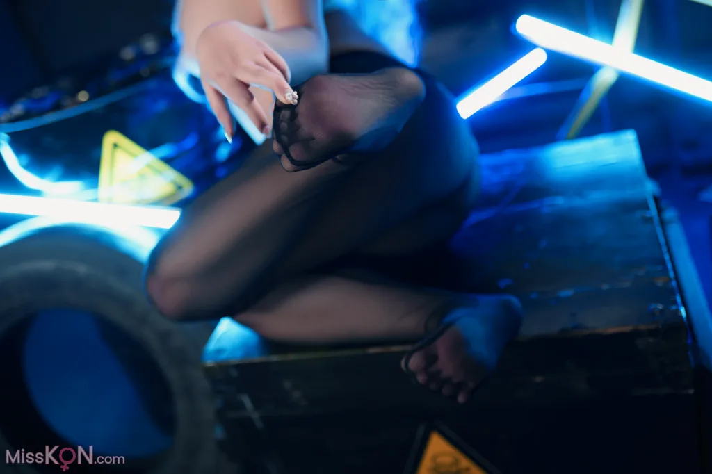 Coser@洛璃LoLiSAMA: 信浓女警 (80 photos)