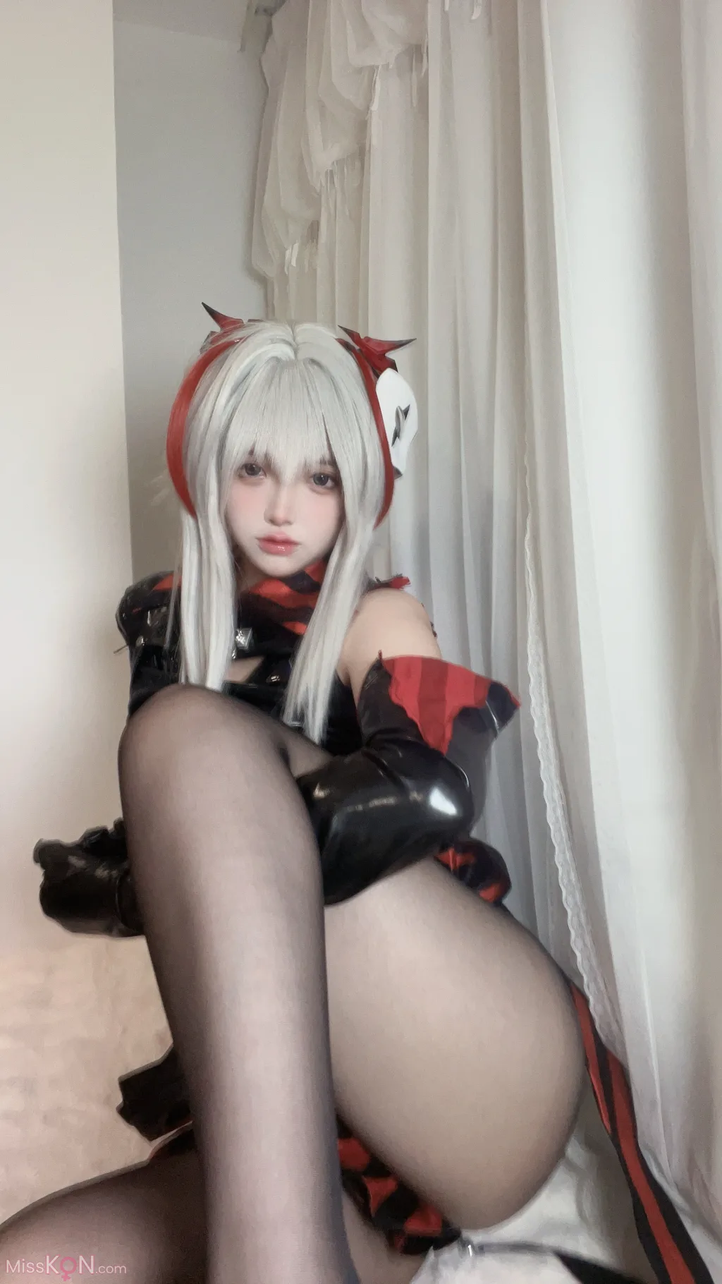 Coser@疯猫ss: 明日方舟 W (33 ảnh)