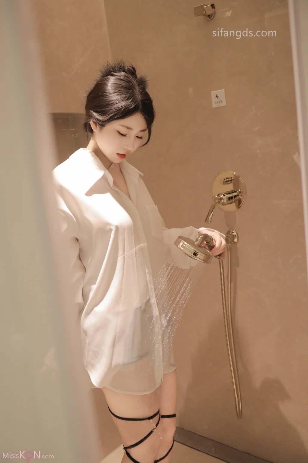 [XR Uncensored] Chen Xiaohua (陈小花): R18 秀人网模特 浴室中的激情 (92 photos )