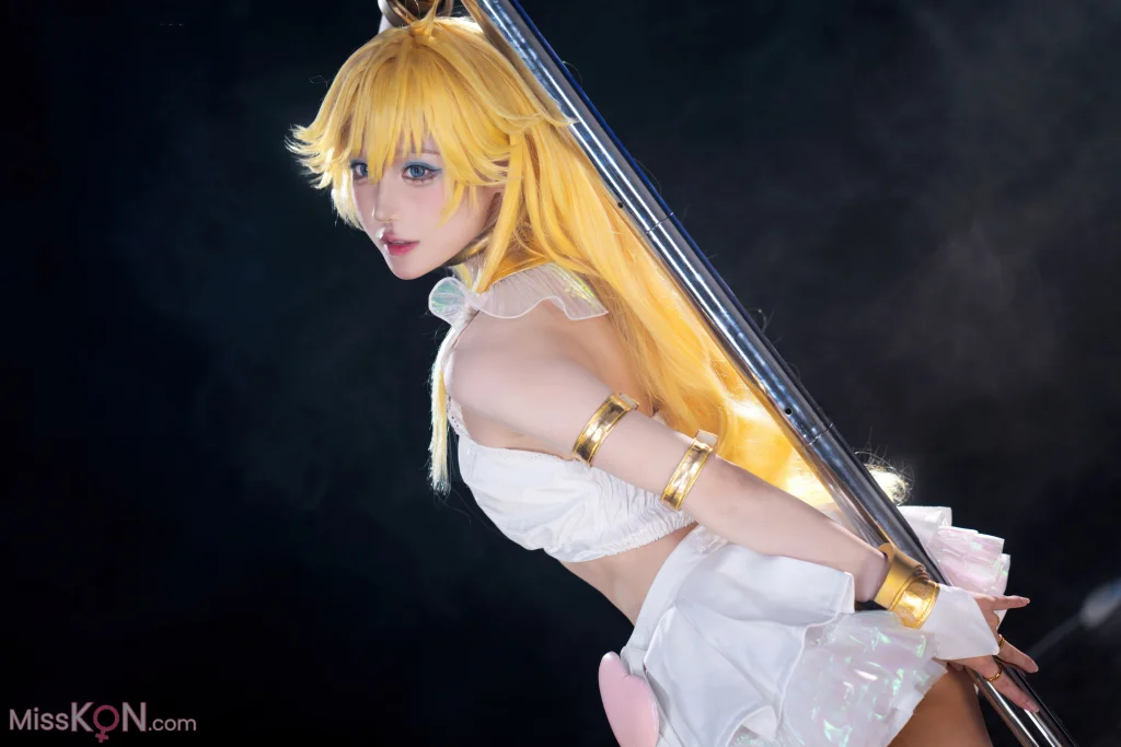 Coser@阿包也是兔娘 &amp; 苏苏苏Sofia: 吊带袜天使 (33 photos)