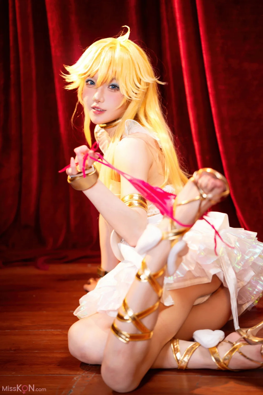 Coser@阿包也是兔娘 &amp; 苏苏苏Sofia: 吊带袜天使 (33 photos)