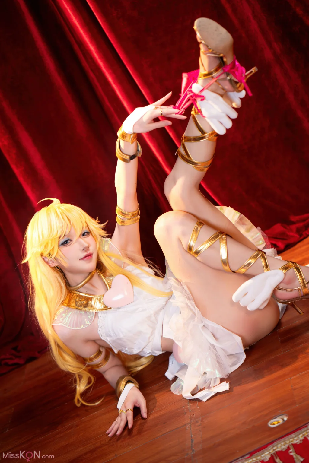 Coser@阿包也是兔娘 &amp; 苏苏苏Sofia: 吊带袜天使 (33 photos)