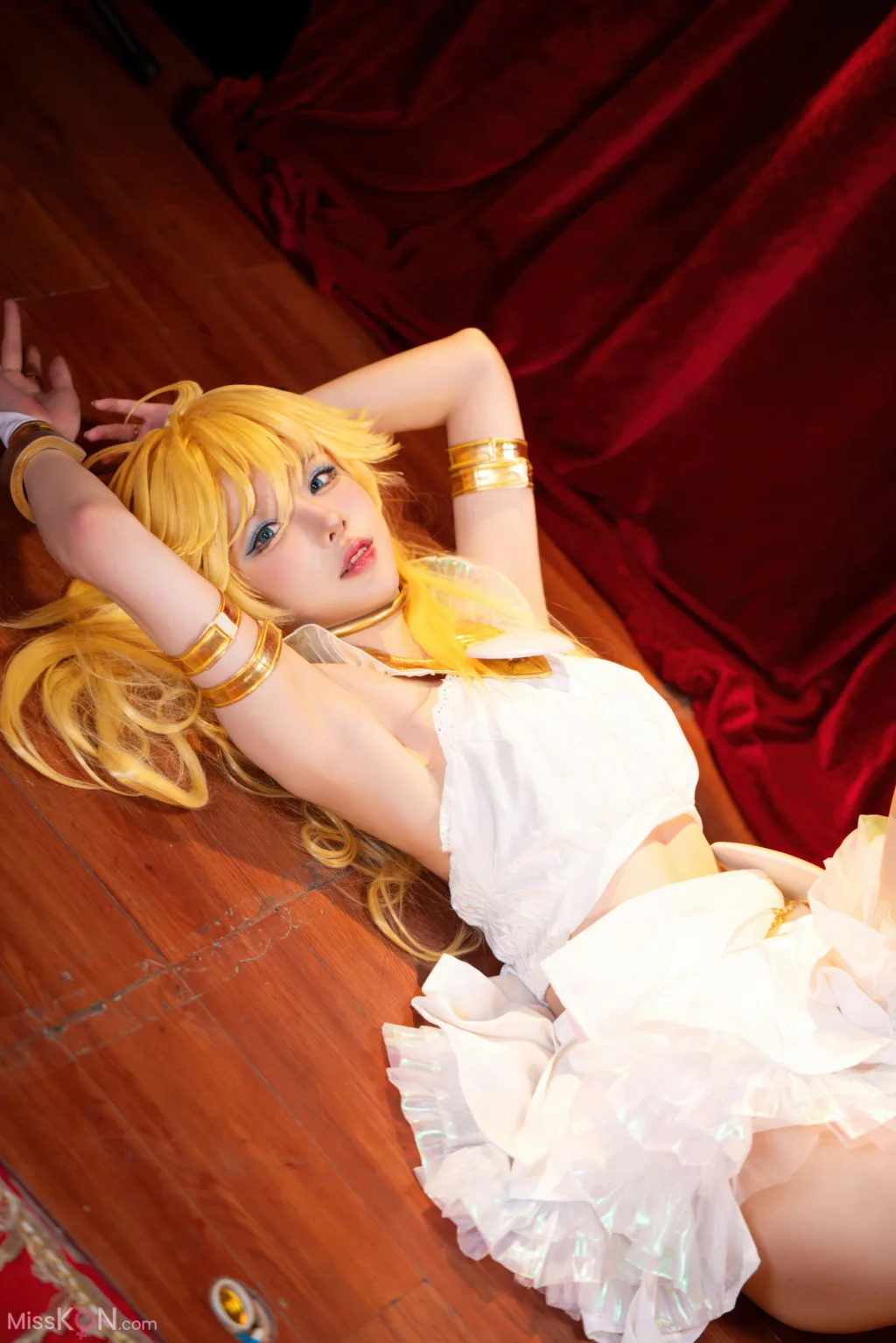 Coser@阿包也是兔娘 &amp; 苏苏苏Sofia: 吊带袜天使 (33 photos)