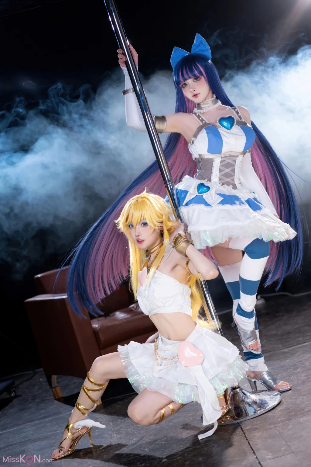 Coser@阿包也是兔娘 &amp; 苏苏苏Sofia: 吊带袜天使 (33 photos)