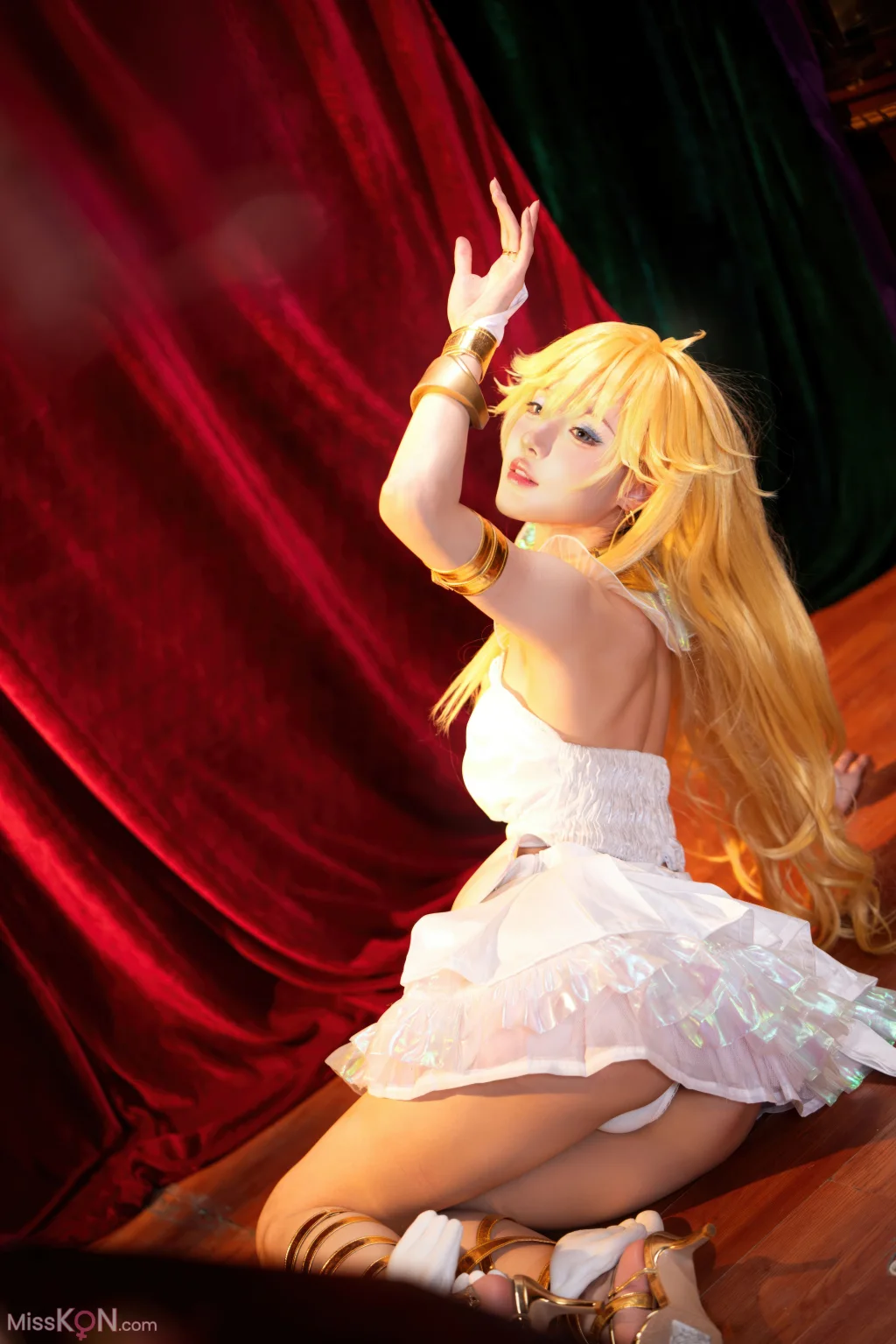 Coser@阿包也是兔娘 &amp; 苏苏苏Sofia: 吊带袜天使 (33 photos)
