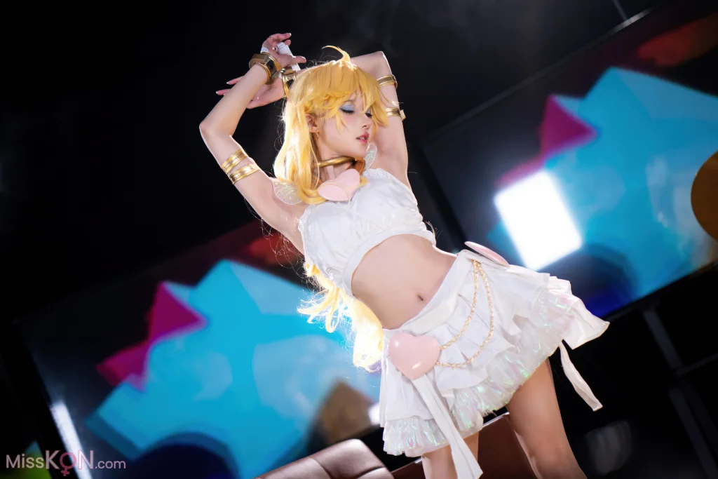 Coser@阿包也是兔娘 &amp; 苏苏苏Sofia: 吊带袜天使 (33 photos)