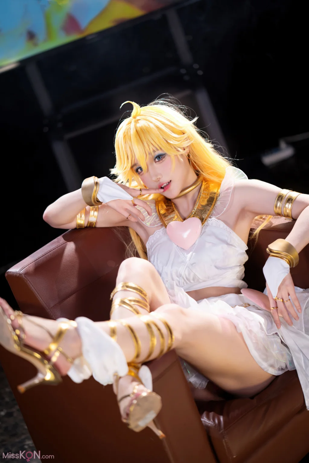 Coser@阿包也是兔娘 &amp; 苏苏苏Sofia: 吊带袜天使 (33 photos)