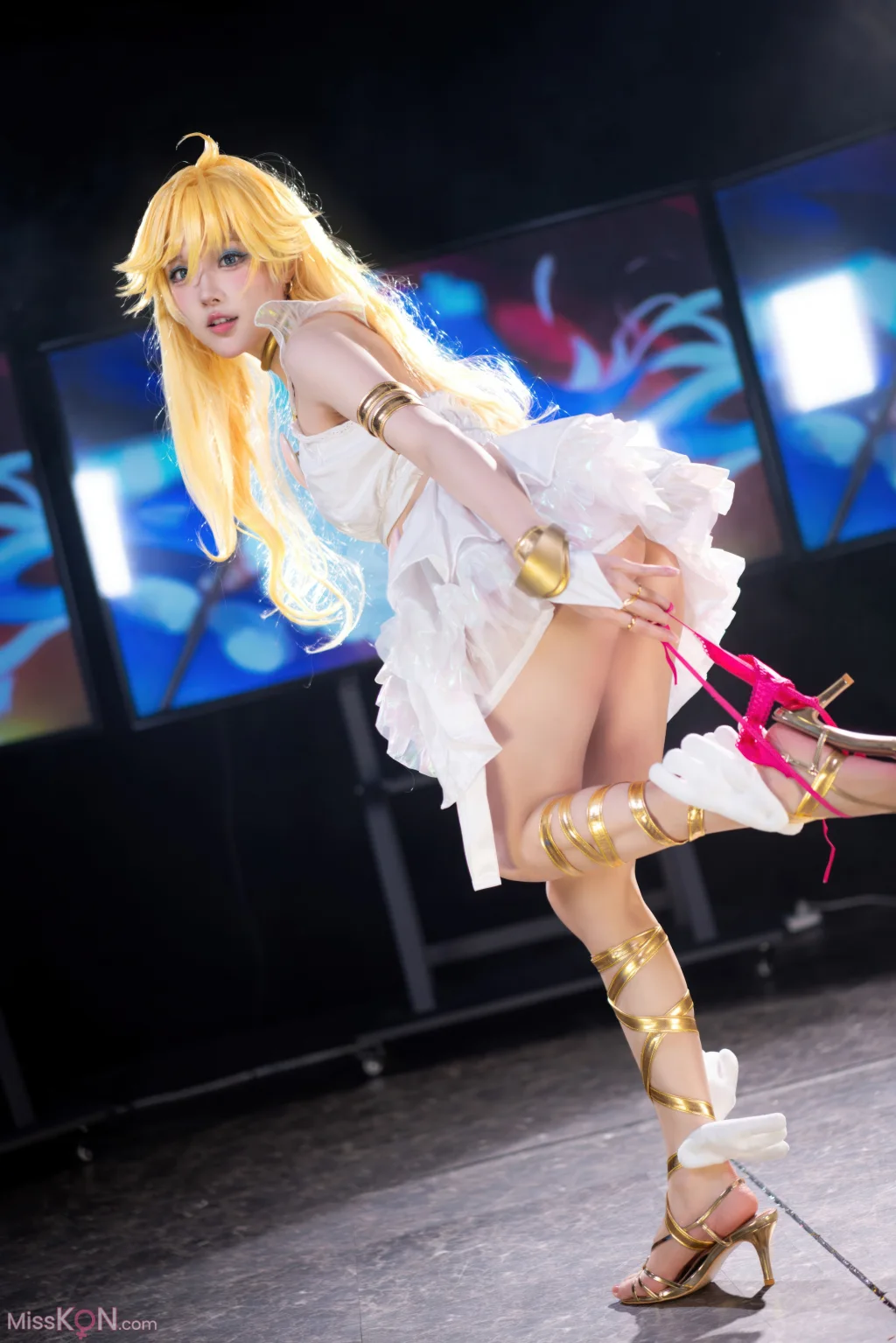Coser@阿包也是兔娘 &amp; 苏苏苏Sofia: 吊带袜天使 (33 photos)