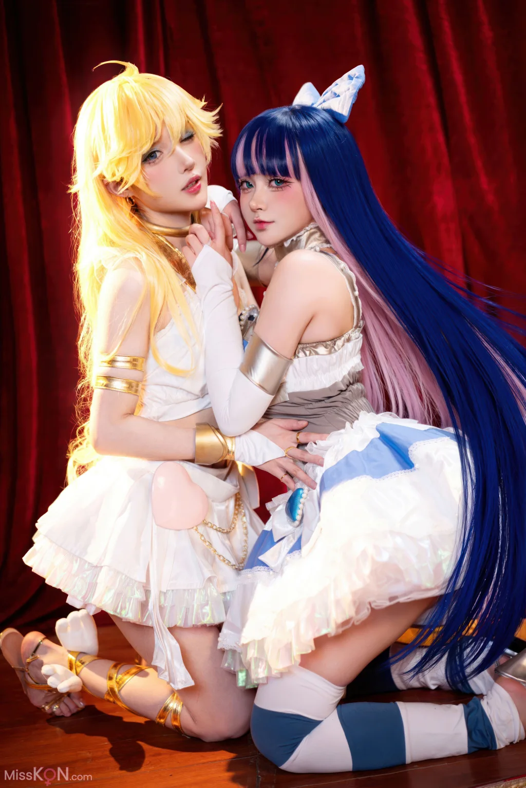 Coser@阿包也是兔娘 &amp; 苏苏苏Sofia: 吊带袜天使 (33 photos)