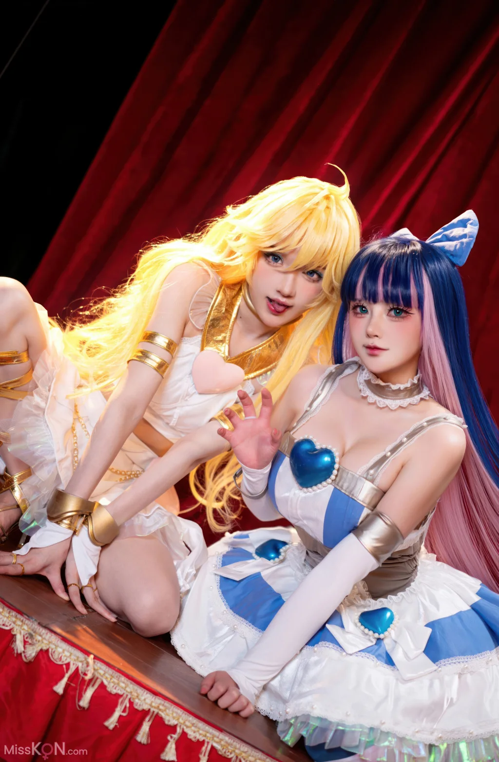Coser@阿包也是兔娘 &amp; 苏苏苏Sofia: 吊带袜天使 (33 photos)