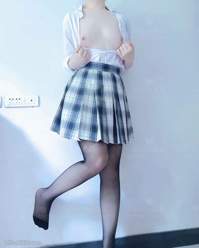Coser@好吃的鹿鹿 & luluight: 顶级Cos白虎萝莉 私拍福利 (302 photos + 58 videos)