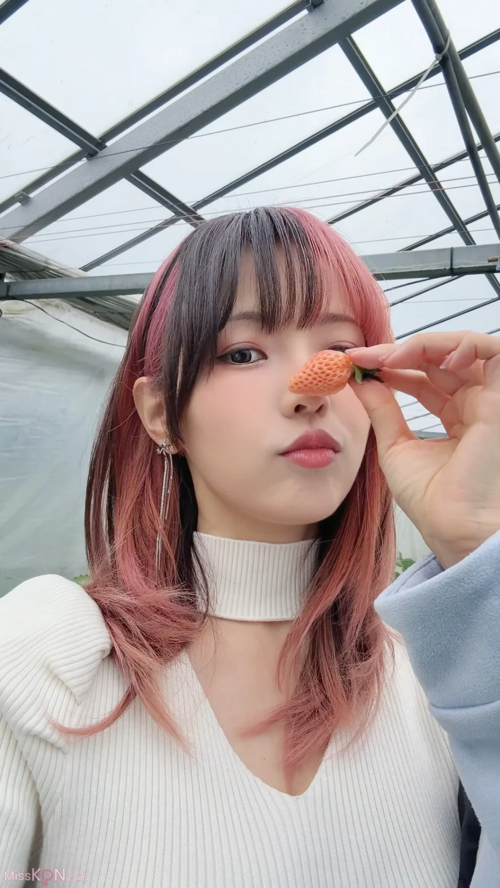 Coser@Ely_eee (ElyEE子): Strawberry Picking Date (34 photos + 2 videos)