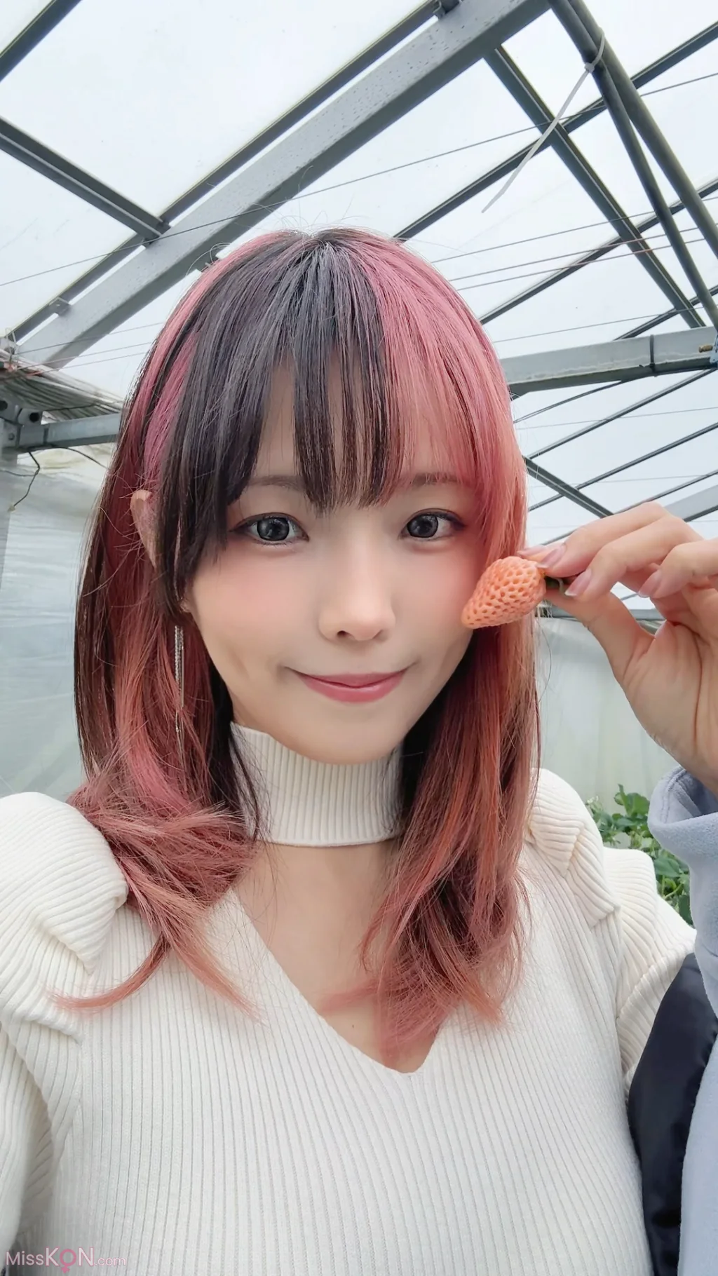 Coser@Ely_eee (ElyEE子): Strawberry Picking Date (34 photos + 2 videos)