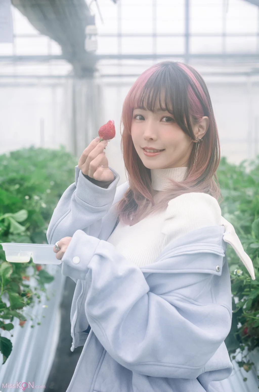 Coser@Ely_eee (ElyEE子): Strawberry Picking Date (34 photos + 2 videos)