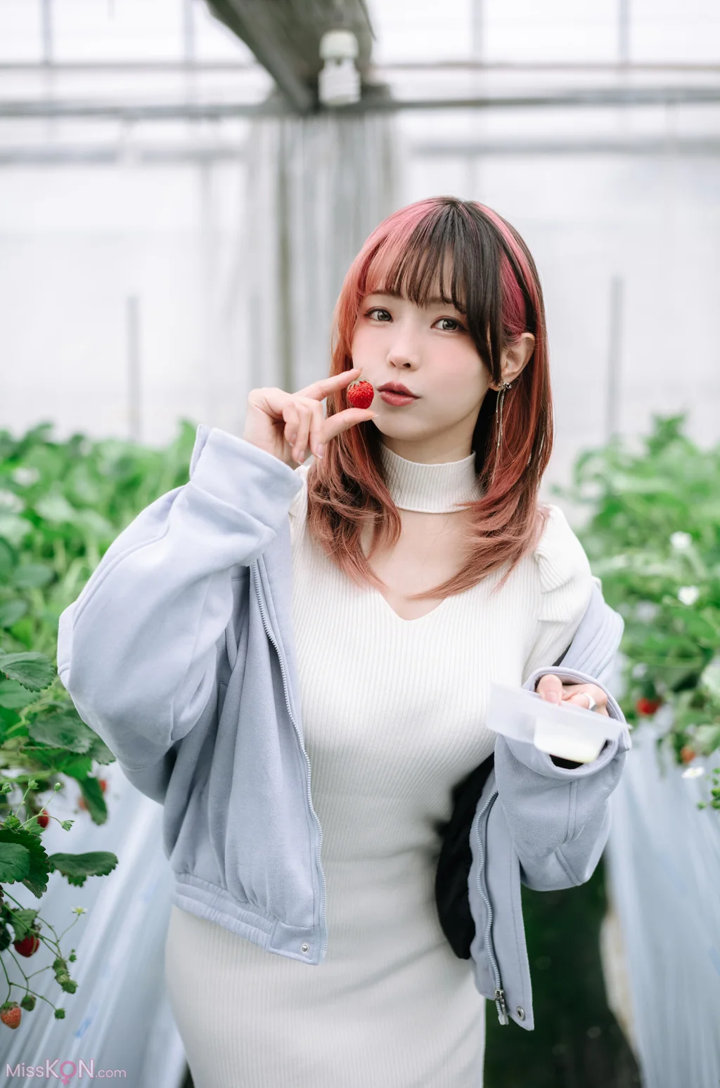 Coser@Ely_eee (ElyEE子): Strawberry Picking Date (34 photos + 2 videos)