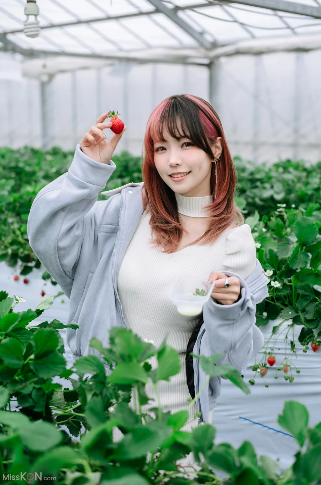 Coser@Ely_eee (ElyEE子): Strawberry Picking Date (34 photos + 2 videos)