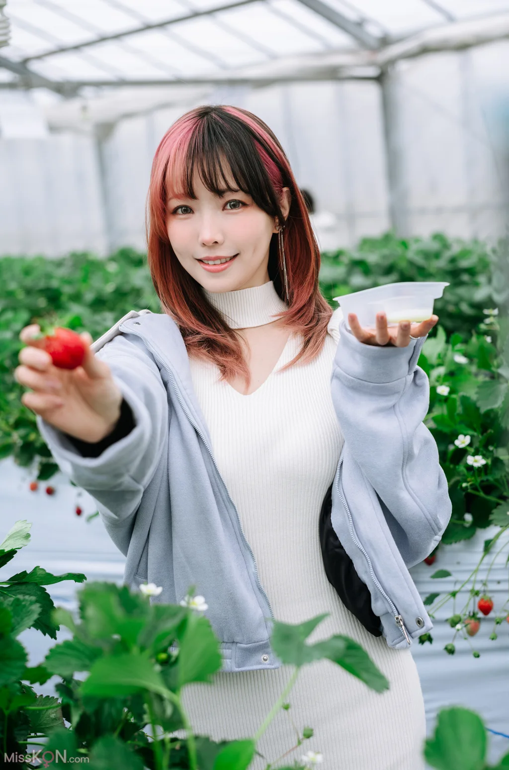 Coser@Ely_eee (ElyEE子): Strawberry Picking Date (34 photos + 2 videos)