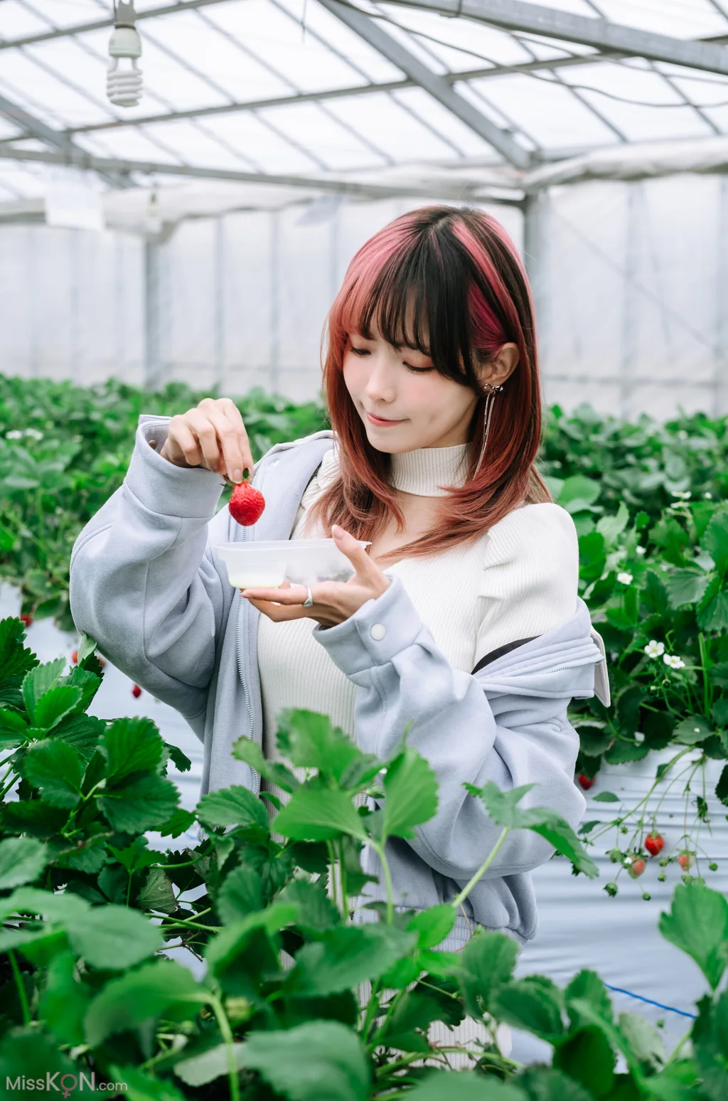 Coser@Ely_eee (ElyEE子): Strawberry Picking Date (34 photos + 2 videos)
