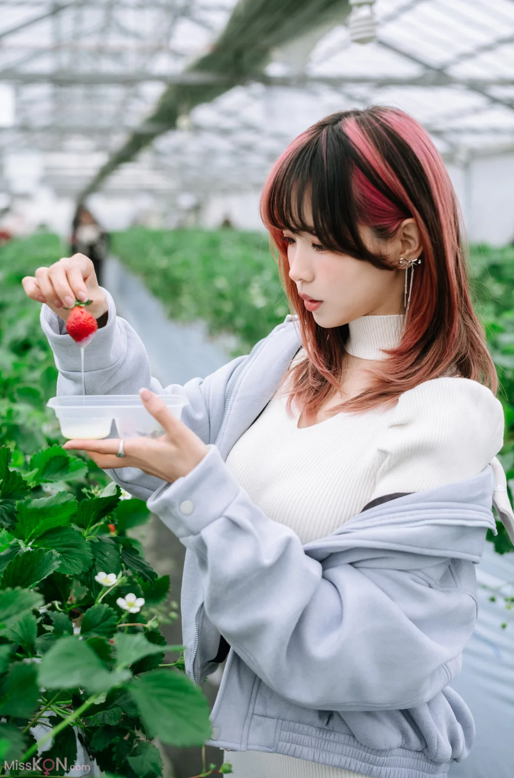 Coser@Ely_eee (ElyEE子): Strawberry Picking Date (34 photos + 2 videos)