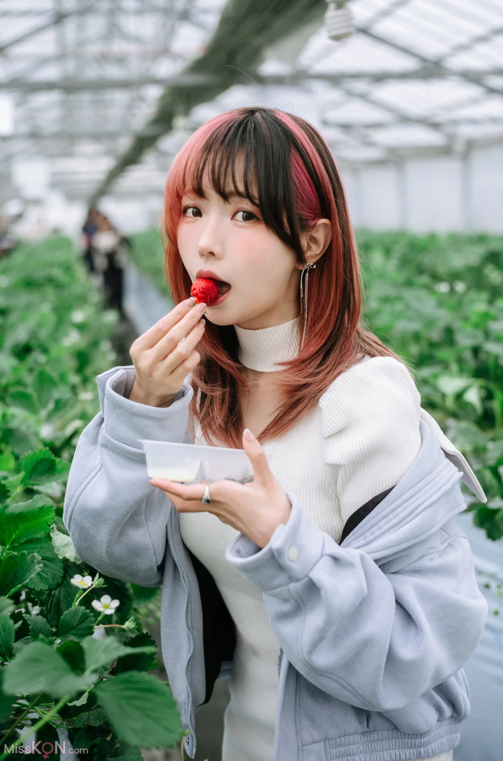 Coser@Ely_eee (ElyEE子): Strawberry Picking Date (34 photos + 2 videos)