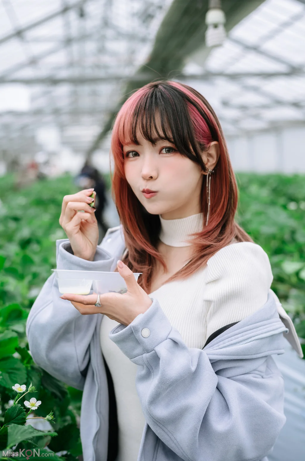 Coser@Ely_eee (ElyEE子): Strawberry Picking Date (34 photos + 2 videos) – Page 2