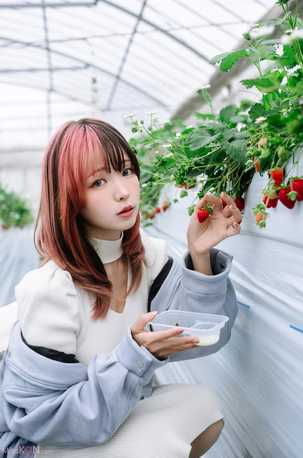 Coser@Ely_eee (ElyEE子): Strawberry Picking Date (34 photos + 2 videos) – Page 2
