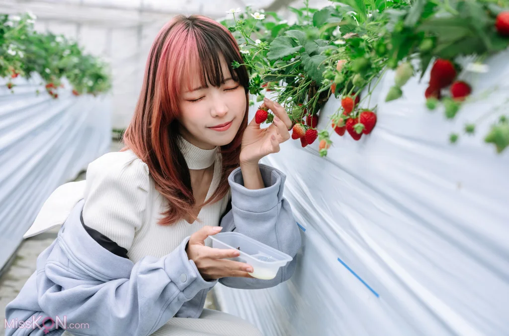 Coser@Ely_eee (ElyEE子): Strawberry Picking Date (34 photos + 2 videos) – Page 2