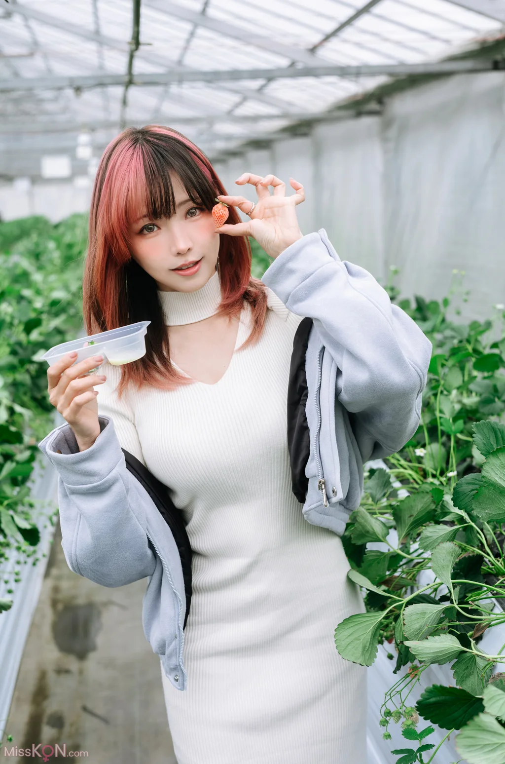 Coser@Ely_eee (ElyEE子): Strawberry Picking Date (34 photos + 2 videos) – Page 2