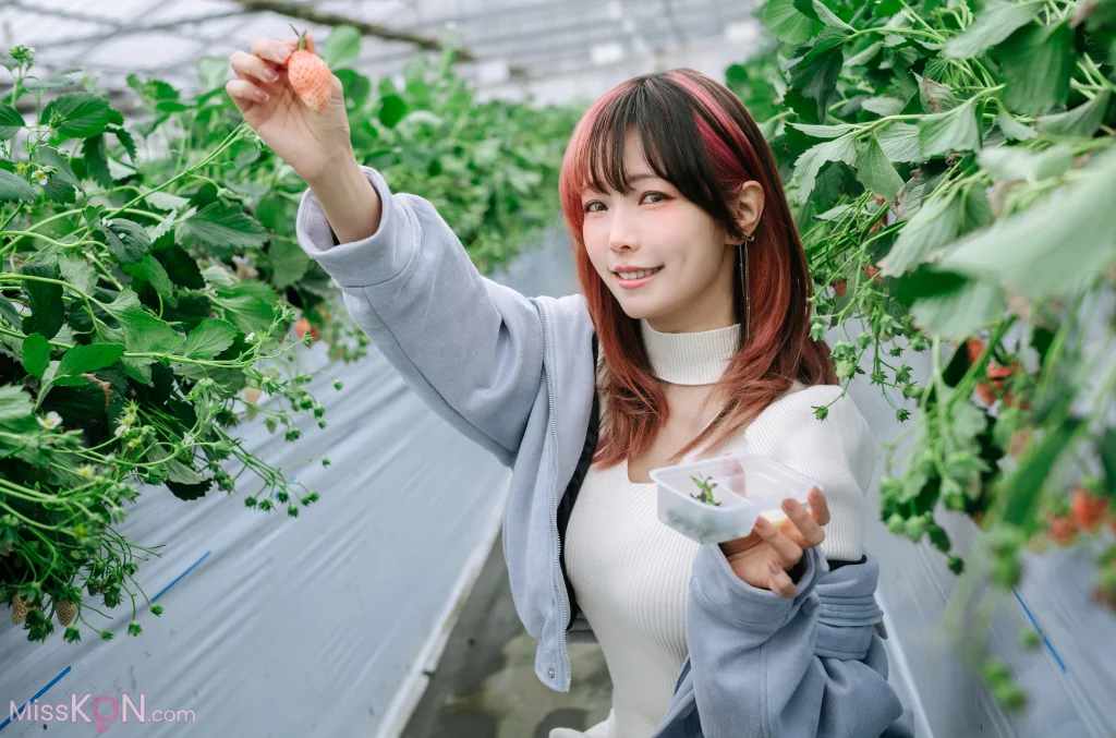 Coser@Ely_eee (ElyEE子): Strawberry Picking Date (34 photos + 2 videos) – Page 2