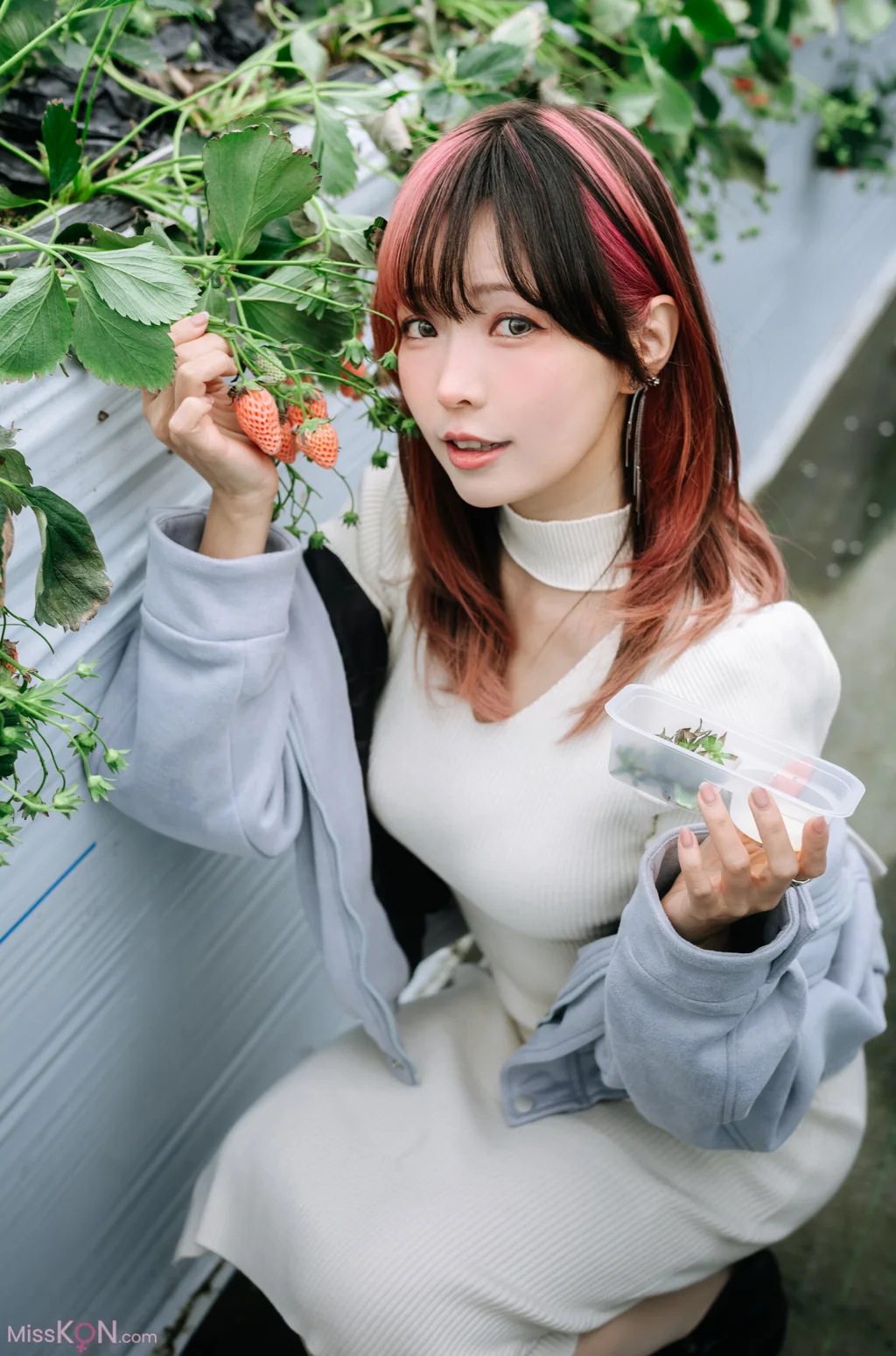 Coser@Ely_eee (ElyEE子): Strawberry Picking Date (34 photos + 2 videos) – Page 2