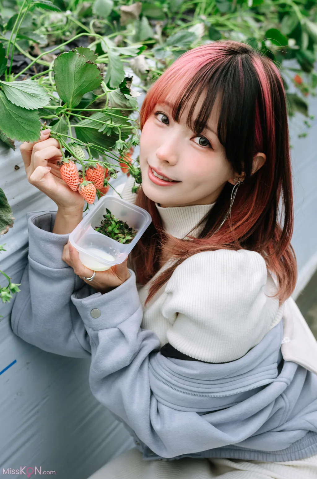 Coser@Ely_eee (ElyEE子): Strawberry Picking Date (34 photos + 2 videos) – Page 2
